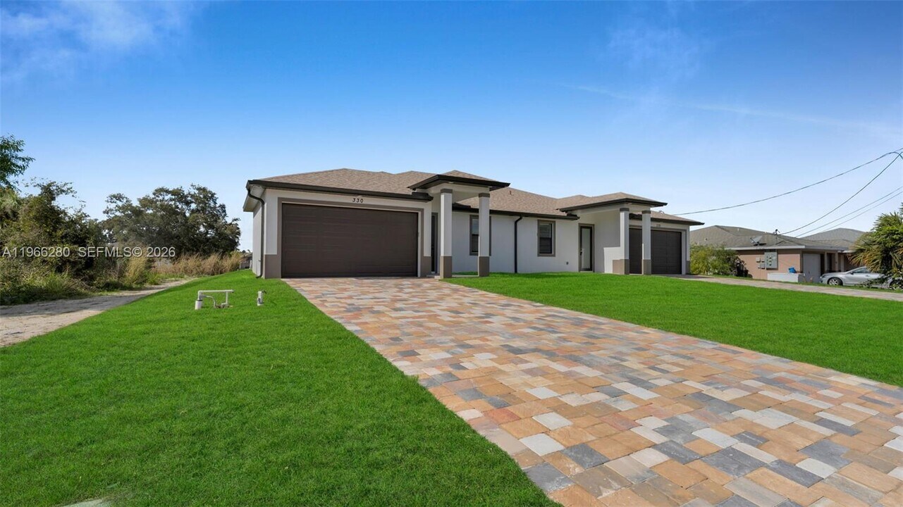 330 Gordon Ave S in Lehigh Acres, FL - Building Photo