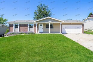 613 St Jovite St in St. Charles, MO - Building Photo