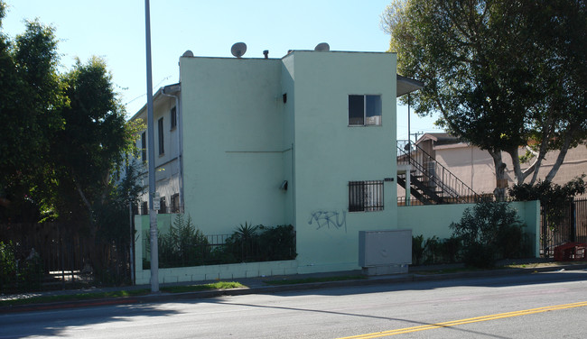 132 Vernon Ave in Los Angeles, CA - Building Photo - Building Photo