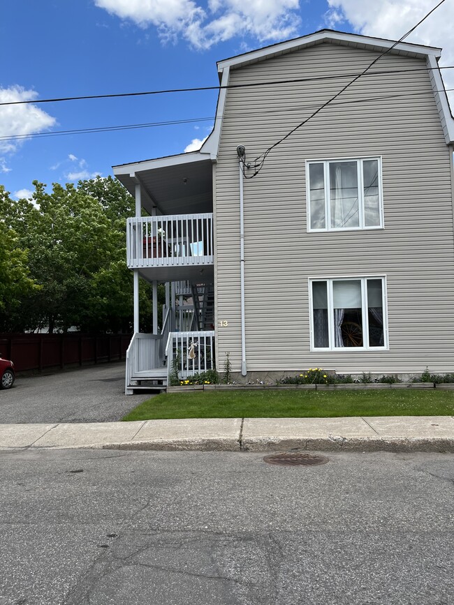 13 Sainte-Hélène Rue in Gatineau, QC - Building Photo - Building Photo