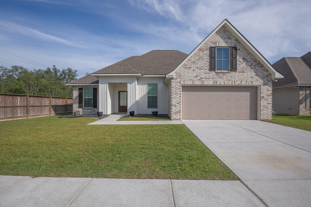 40008 Trace Ave in Prairieville, LA - Foto de edificio