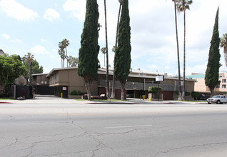 Vanowen Regal Apartments in Van Nuys, CA - Building Photo - Building Photo