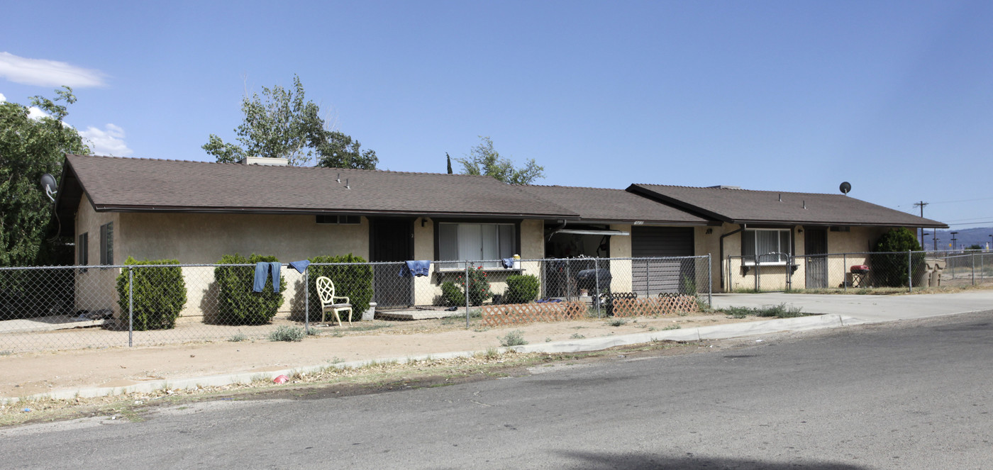 16430 Juniper St in Hesperia, CA - Building Photo