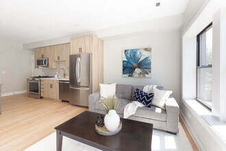 2457 W Logan Blvd, Unit 2 in Chicago, IL - Foto de edificio - Building Photo