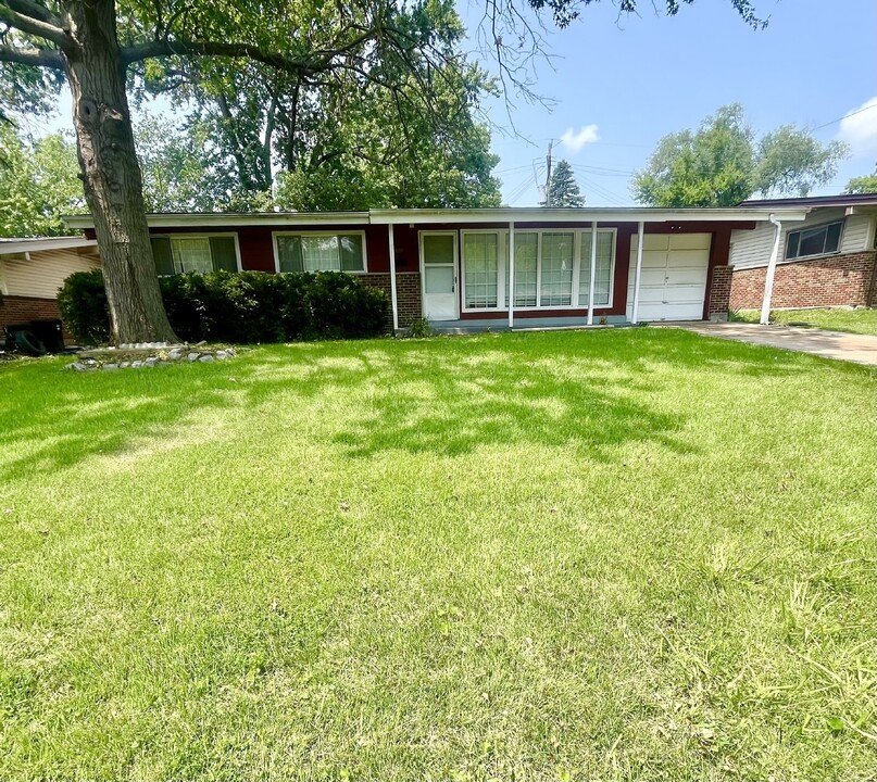 10819 Hallstead Dr in St. Louis, MO - Building Photo