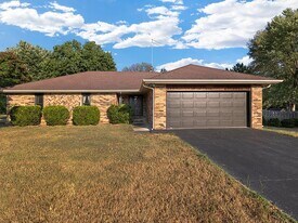 8430 N Oaklawn Dr in Willard, MO - Building Photo