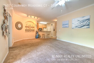 2407 Courtney Meadows Ct in Tampa, FL - Foto de edificio - Building Photo