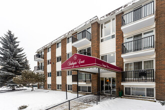 Southgate Court in Edmonton, AB - Building Photo - Building Photo