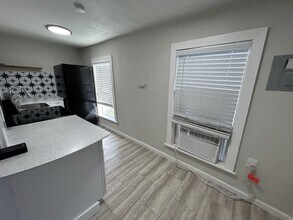 407 E Locust St, Unit Unit 9 in San Antonio, TX - Building Photo - Building Photo