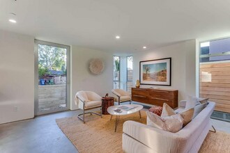 1519 Cabrillo Ave, Unit 1 in Venice, CA - Building Photo - Building Photo