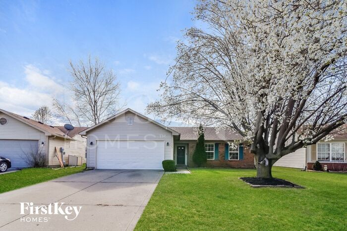 5323 Milhouse Rd in Indianapolis, IN - Foto de edificio