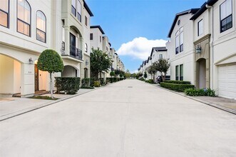3105 Fairdale Oaks E in Houston, TX - Building Photo - Building Photo
