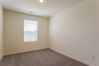 105 N Chubb Rdg in Clayton, NC - Foto de edificio - Building Photo