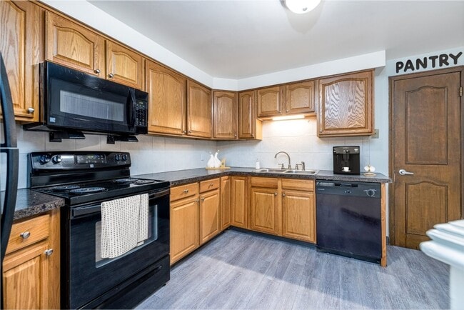 Green Lake Apartments and Townhomes in Orchard Park, NY - Building Photo - Building Photo