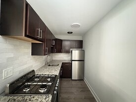 456 W Barry Ave, Unit A07W in Chicago, IL - Building Photo