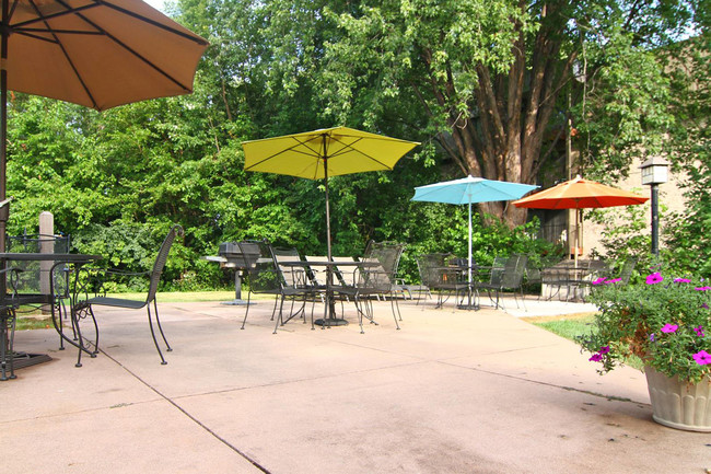 Westwood Chateau Apartments in St. Louis Park, MN - Foto de edificio - Building Photo