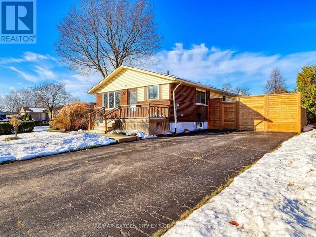 7371 N Dorset Pl in Niagara Falls, ON - Building Photo - Building Photo