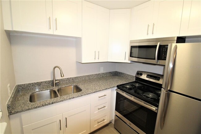 3001 Bee Ridge Rd in Sarasota, FL - Building Photo - Building Photo