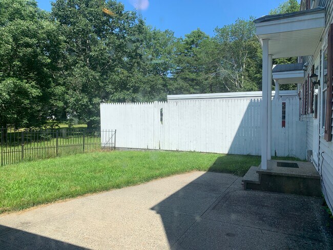 185 Columbia Ave in Brunswick, ME - Foto de edificio - Building Photo