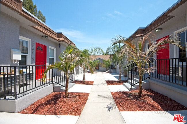 1264 N Westmoreland Ave in Los Angeles, CA - Building Photo - Building Photo