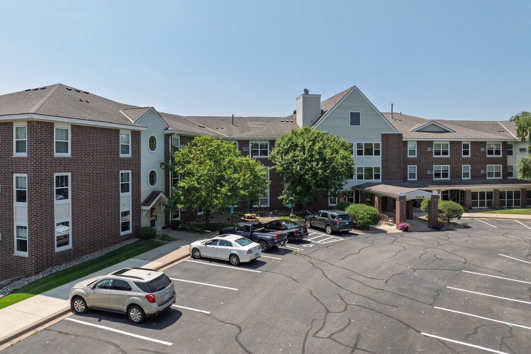 Rivertown Court in Hastings, MN - Foto de edificio