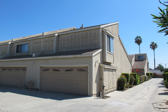 13612 Lemoli Ave in Hawthorne, CA - Foto de edificio - Building Photo