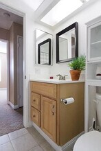 9326 Twin Trails Drive, Unit 204 in San Diego, CA - Foto de edificio - Building Photo