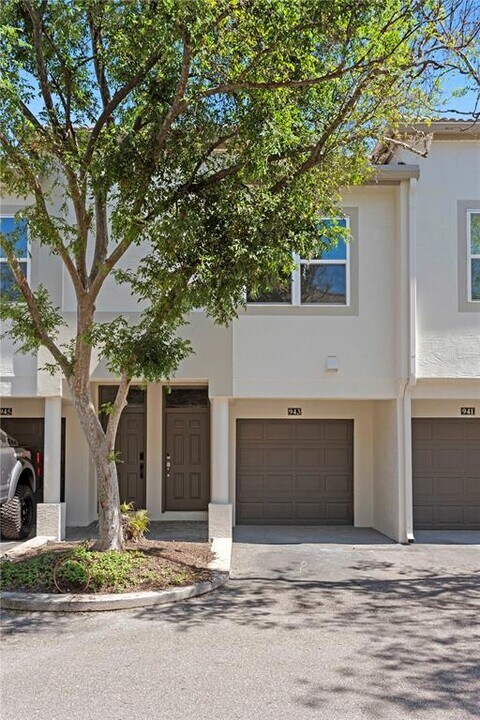 943 Normandy Trace Rd in Tampa, FL - Building Photo