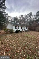 10056 Carters Ln in Ruther Glen, VA - Building Photo