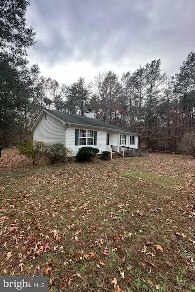 10056 Carters Ln in Ruther Glen, VA - Foto de edificio