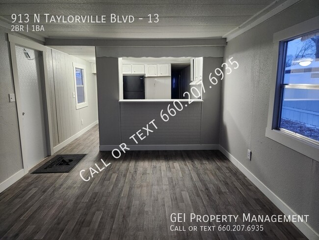 property at 913 N Taylorville Blvd