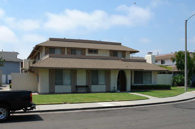 17071 Grove Cir in Huntington Beach, CA - Foto de edificio - Building Photo