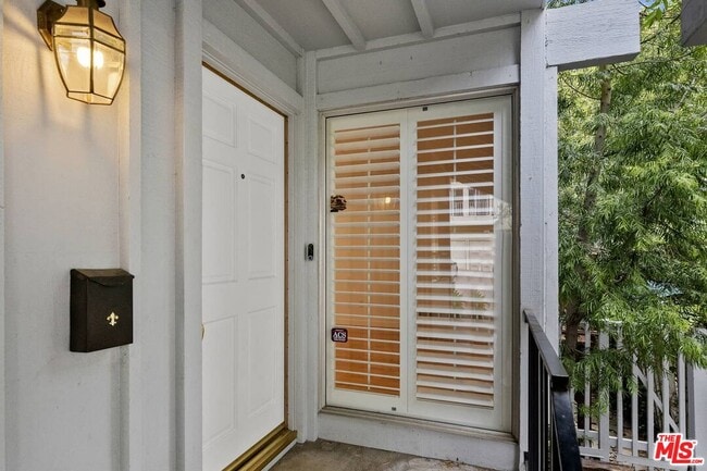 2781 Woodwardia Dr in Los Angeles, CA - Building Photo - Building Photo
