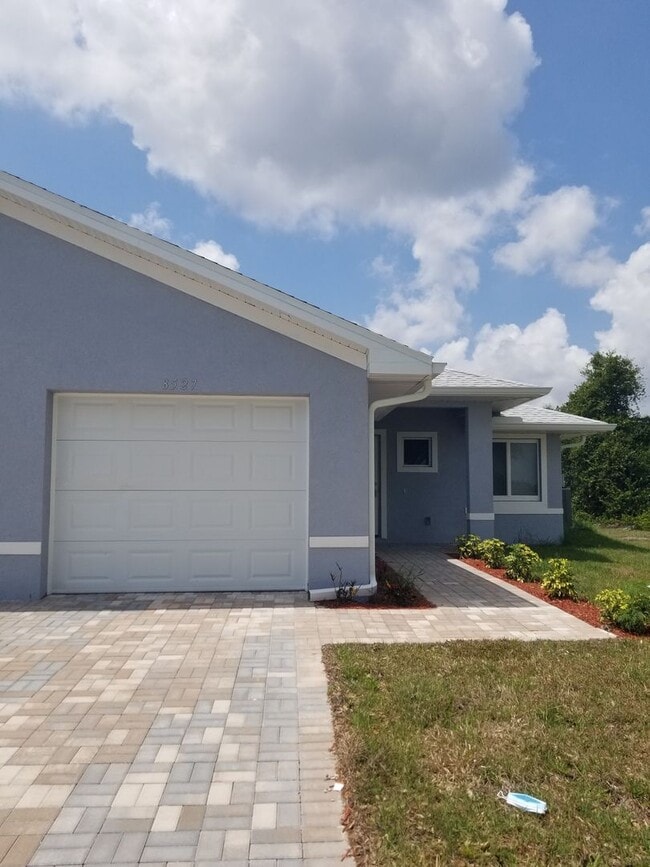 8529 Agate St in Port Charlotte, FL - Foto de edificio - Building Photo