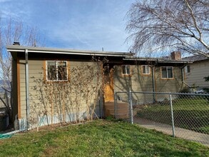 705 W 13th St in The Dalles, OR - Building Photo - Building Photo