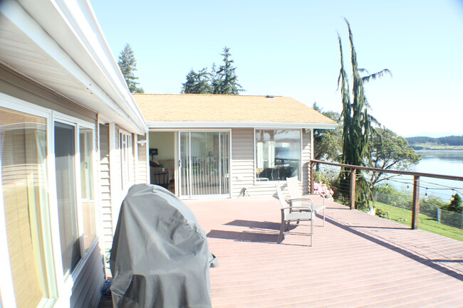 755 Lehman Dr in Camano Island, WA - Foto de edificio - Building Photo