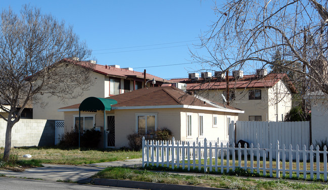 3328 N Stoddard Ave in San Bernardino, CA - Foto de edificio - Building Photo