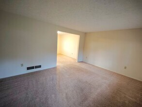 1529 Dunluce Dr in Pittsburgh, PA - Foto de edificio - Building Photo