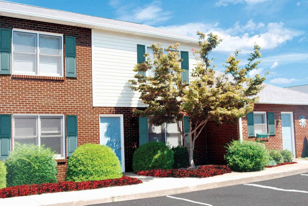 Wellington Place in Hickory, NC - Building Photo