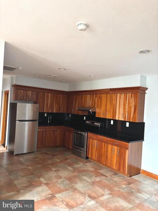 1338 W Girard Ave in Philadelphia, PA - Building Photo