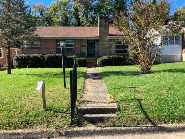 1337 Cherokee Ave, Unit Basement Apartment in Lynchburg, VA - Foto de edificio - Building Photo