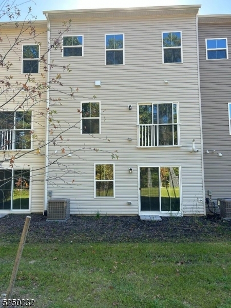 27 Peckwell St in Mt. Olive, NJ - Foto de edificio - Building Photo