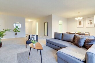 2111 Richmond Hwy in Arlington, VA - Foto de edificio - Building Photo