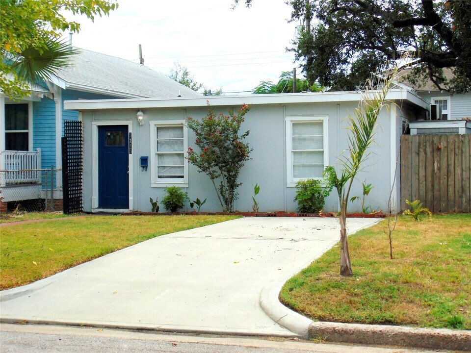 5113 Avenue O 1/2 in Galveston, TX - Building Photo