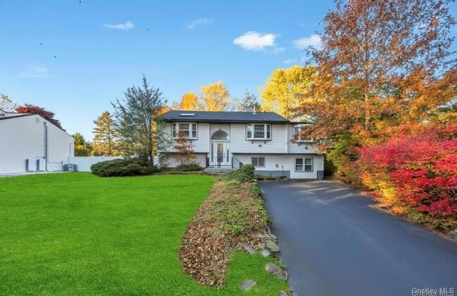 29 Dillon Dr in Dix Hills, NY - Building Photo - Building Photo