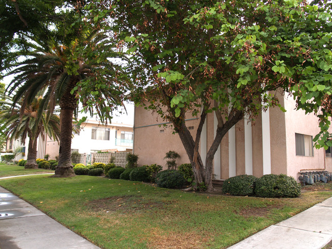 816-820 S Falcon St in Anaheim, CA - Foto de edificio - Building Photo