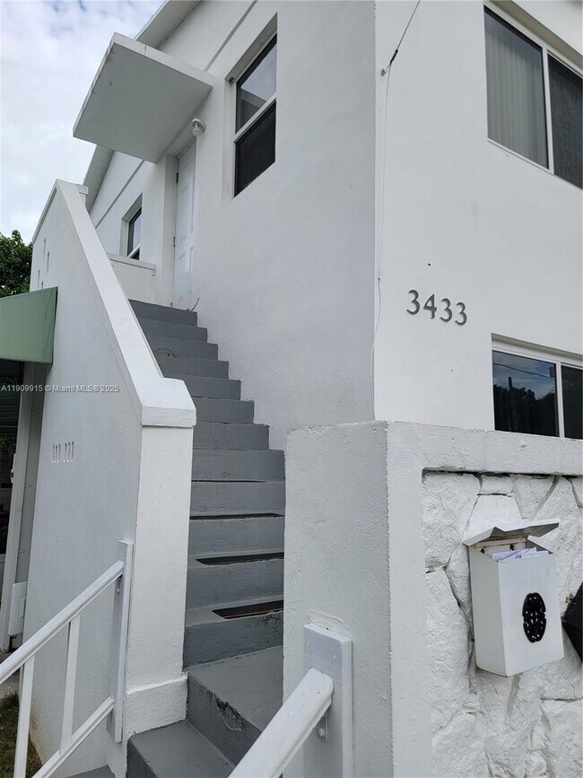 3433 SW 12th St in Miami, FL - Foto de edificio - Building Photo
