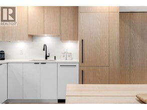 3260 Robinson Rd in North Vancouver, BC - Building Photo - Building Photo