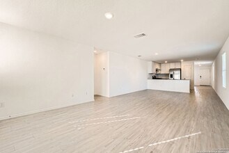 5196 Fowler Crst in Converse, TX - Foto de edificio - Building Photo