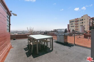 746 S Los Angeles St in Los Angeles, CA - Foto de edificio - Building Photo